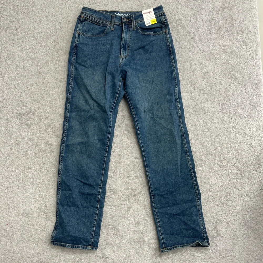 NEW Wrangler Men's Size 32x30 Relaxed Fit Dark Blue Stretch Jeans